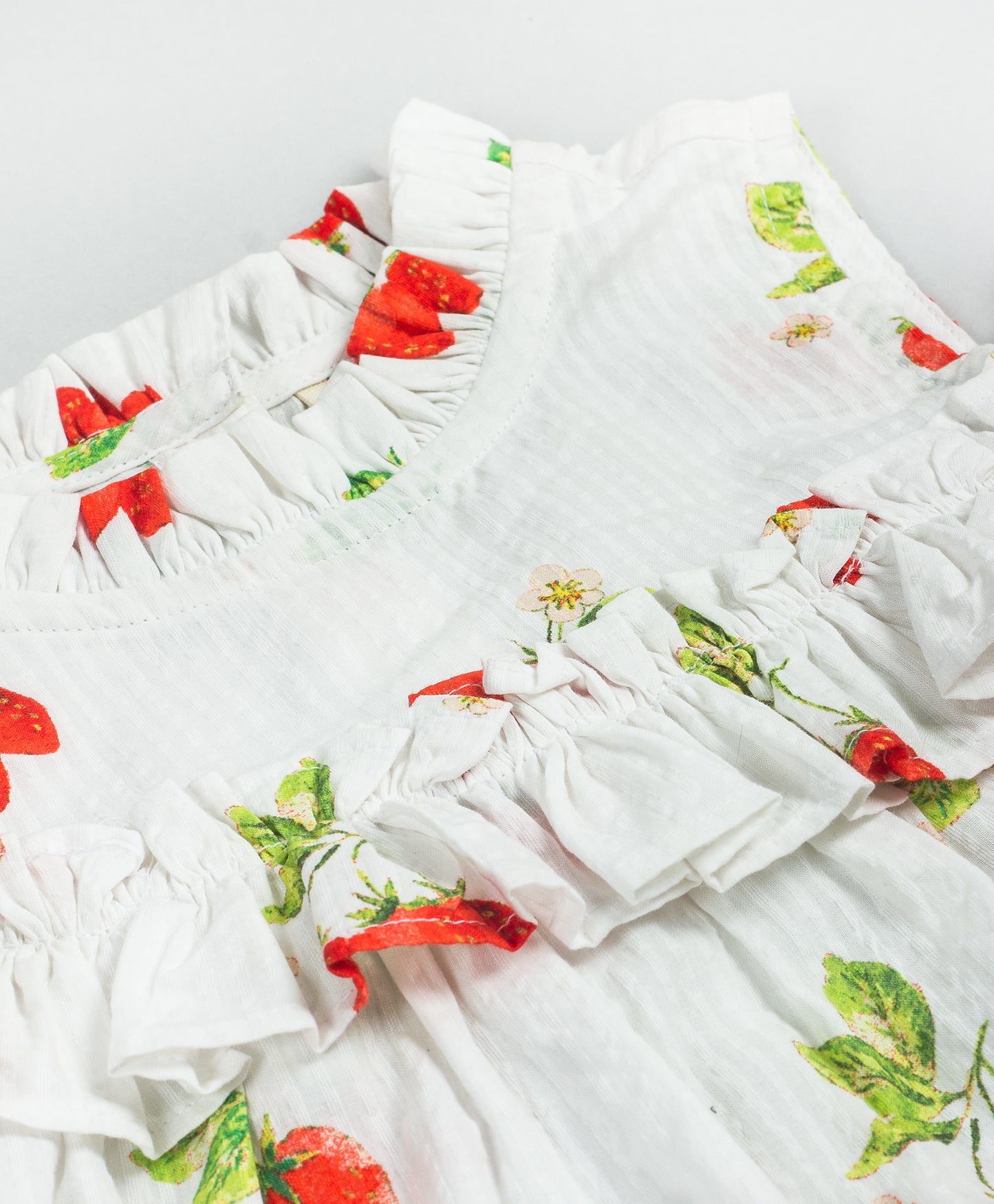 WHITE STRAWBERRY PRINT TOP