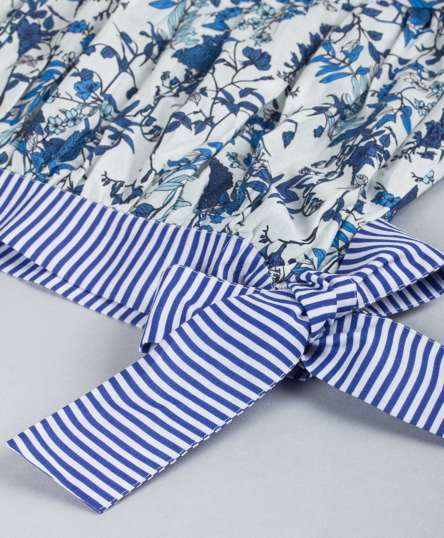 BLUE LEAVES PRINT TOP WITH STRIPE TIE UP AT THE BOTTOM
