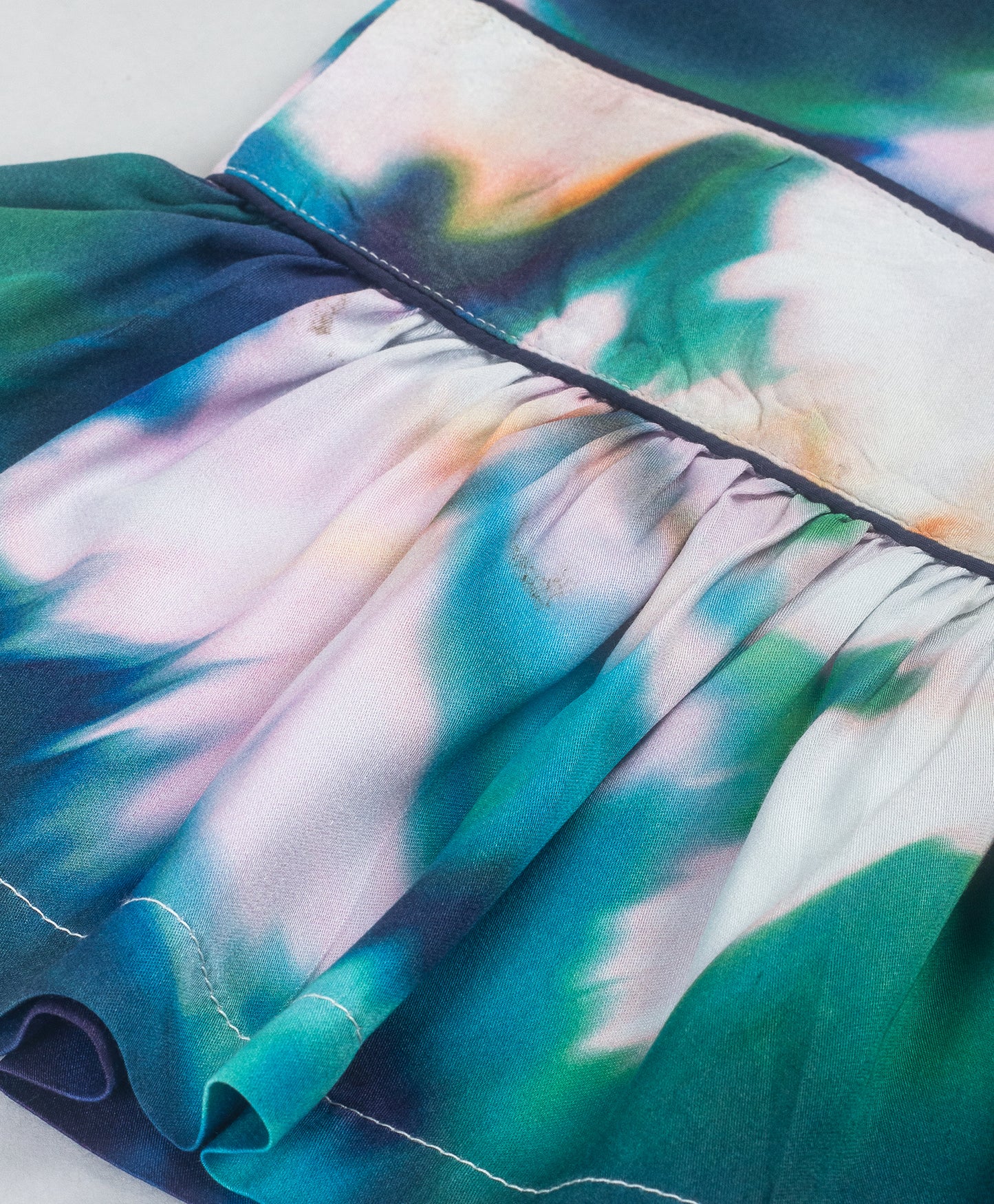 WATER COLOR EFFECT PRINT TOP WITH BOW AT WAIST