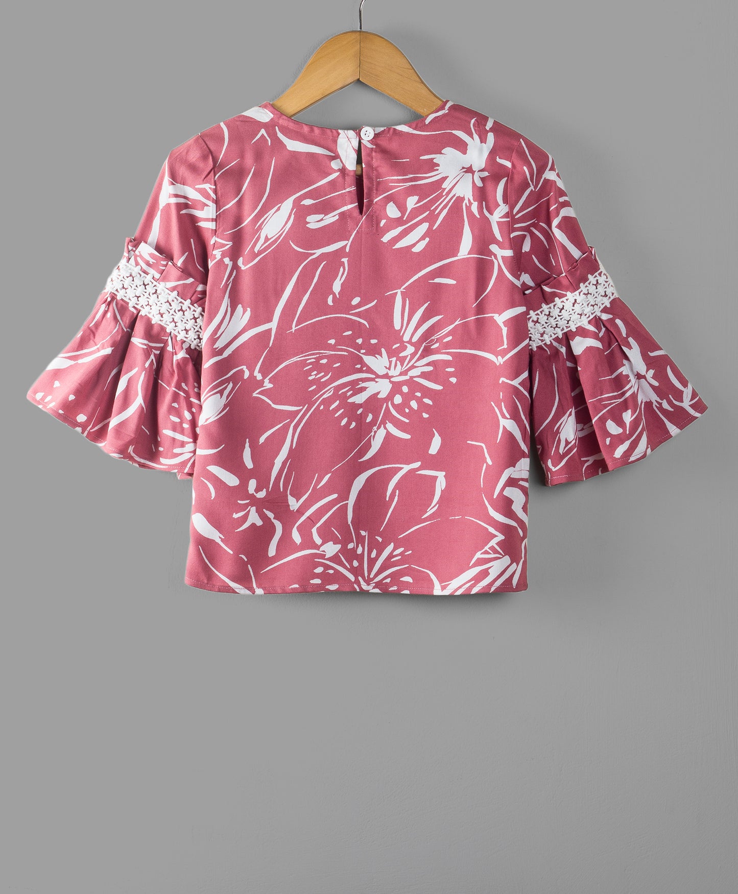 ABSTRACT PRINT TOP WITH LACE DETAILING ON THE SLEEVES