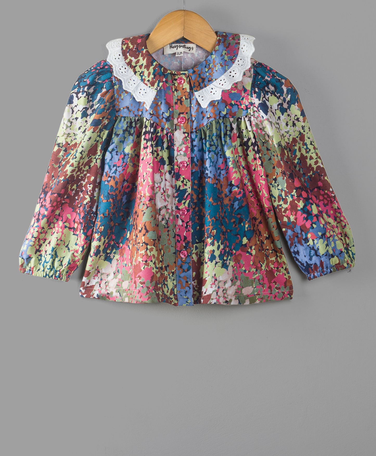 ALL OVER ABSTRACT PRINT TOP WITH LACE ON THE COLLARS