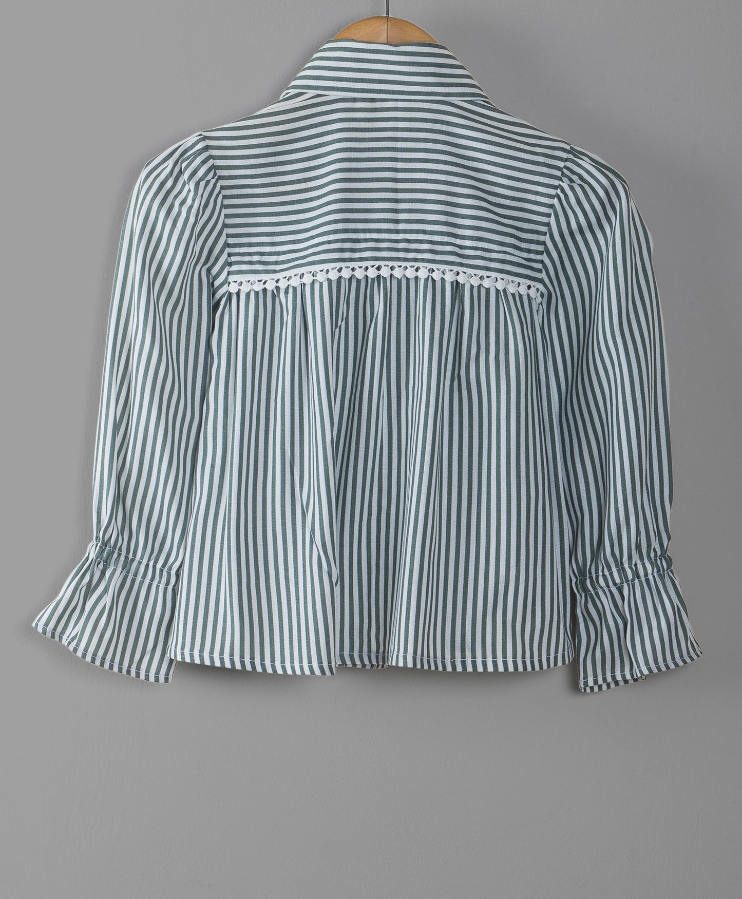 STRIPE PRINT TOP WITH LACE ON YOKE SEAM