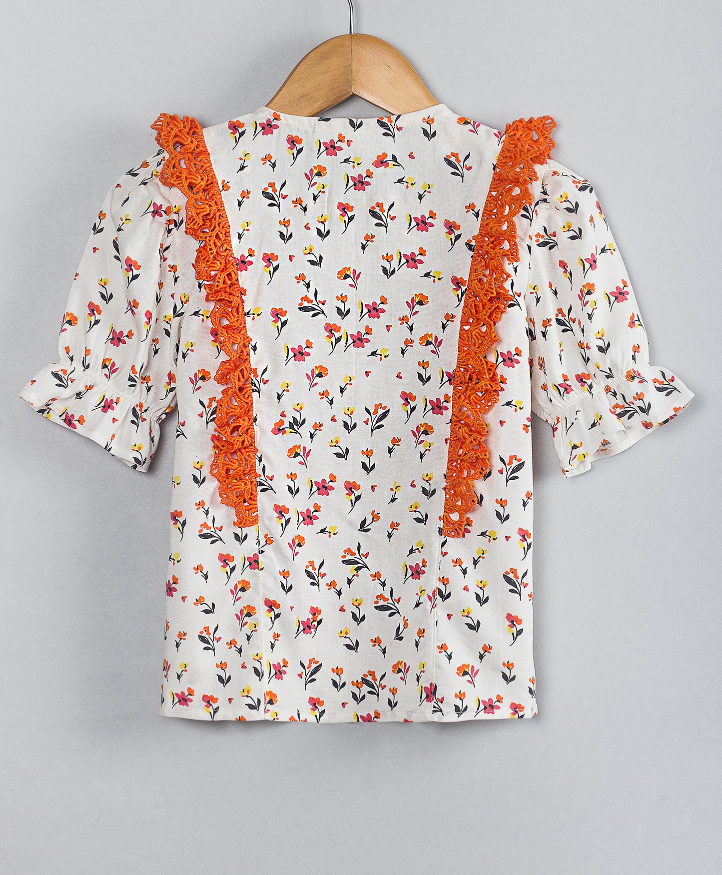 WHITE TOP WITH SMALL FLOWER PRINT