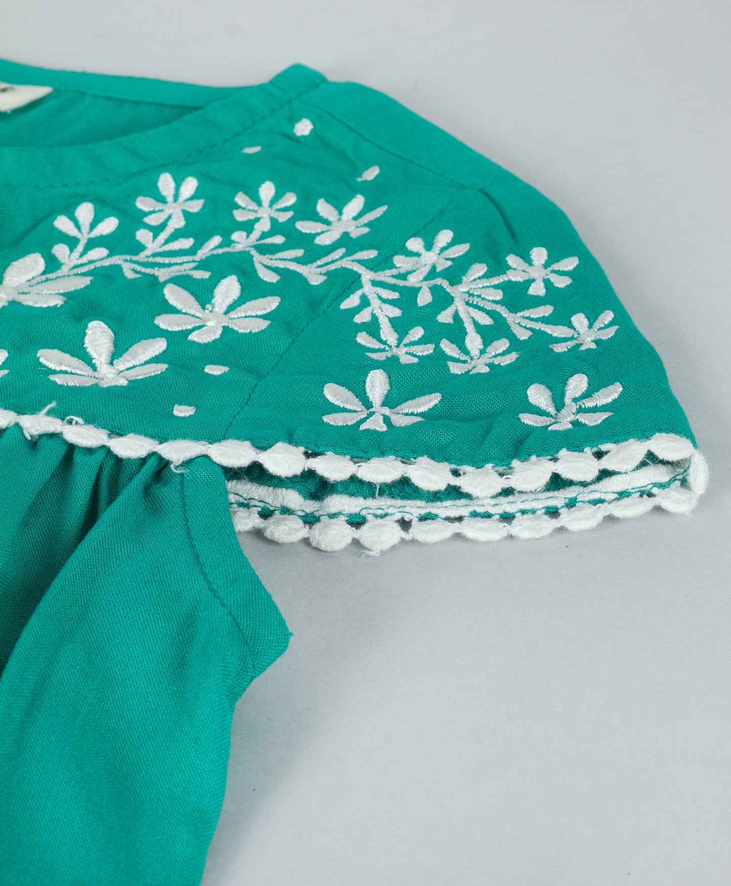 SOLID GREEN TOP WITH ECRU EMBROIDERY ON THE YOKE