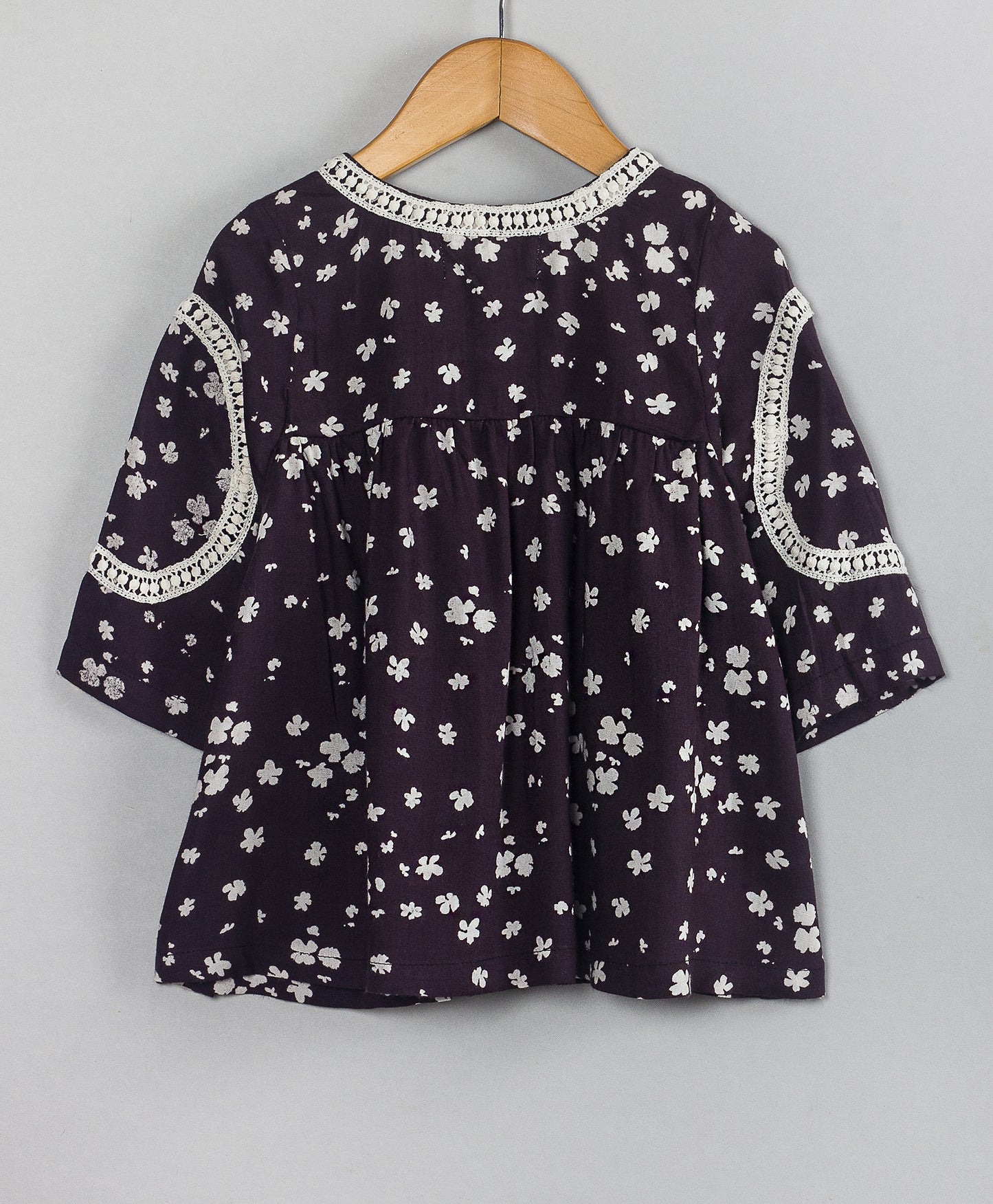 BLACK AND WHITE FLORAL TOP WITH WHITE LACE TRIMMINGS