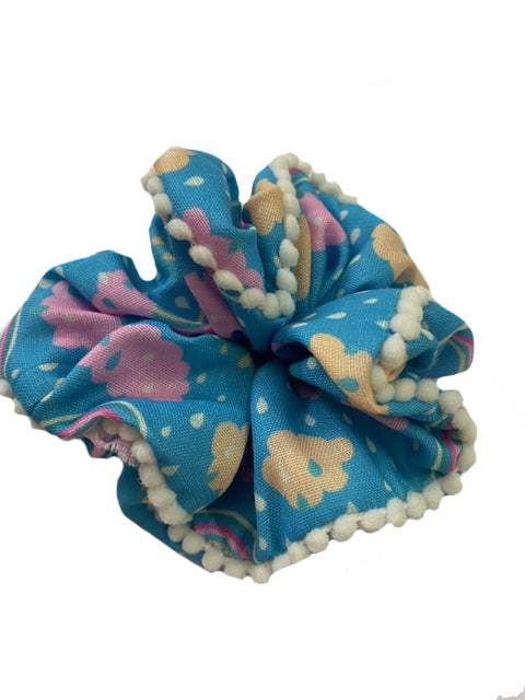 FLOWER AND DROP PRINT SCRUNCHIE