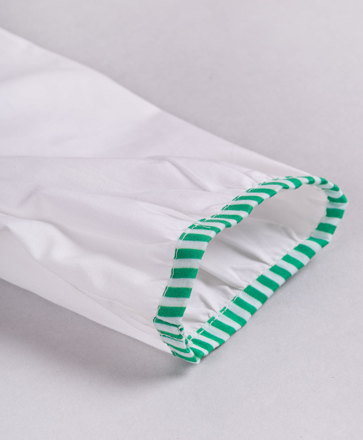 SOLID WHITE TOP WITH STRIPE PIPING