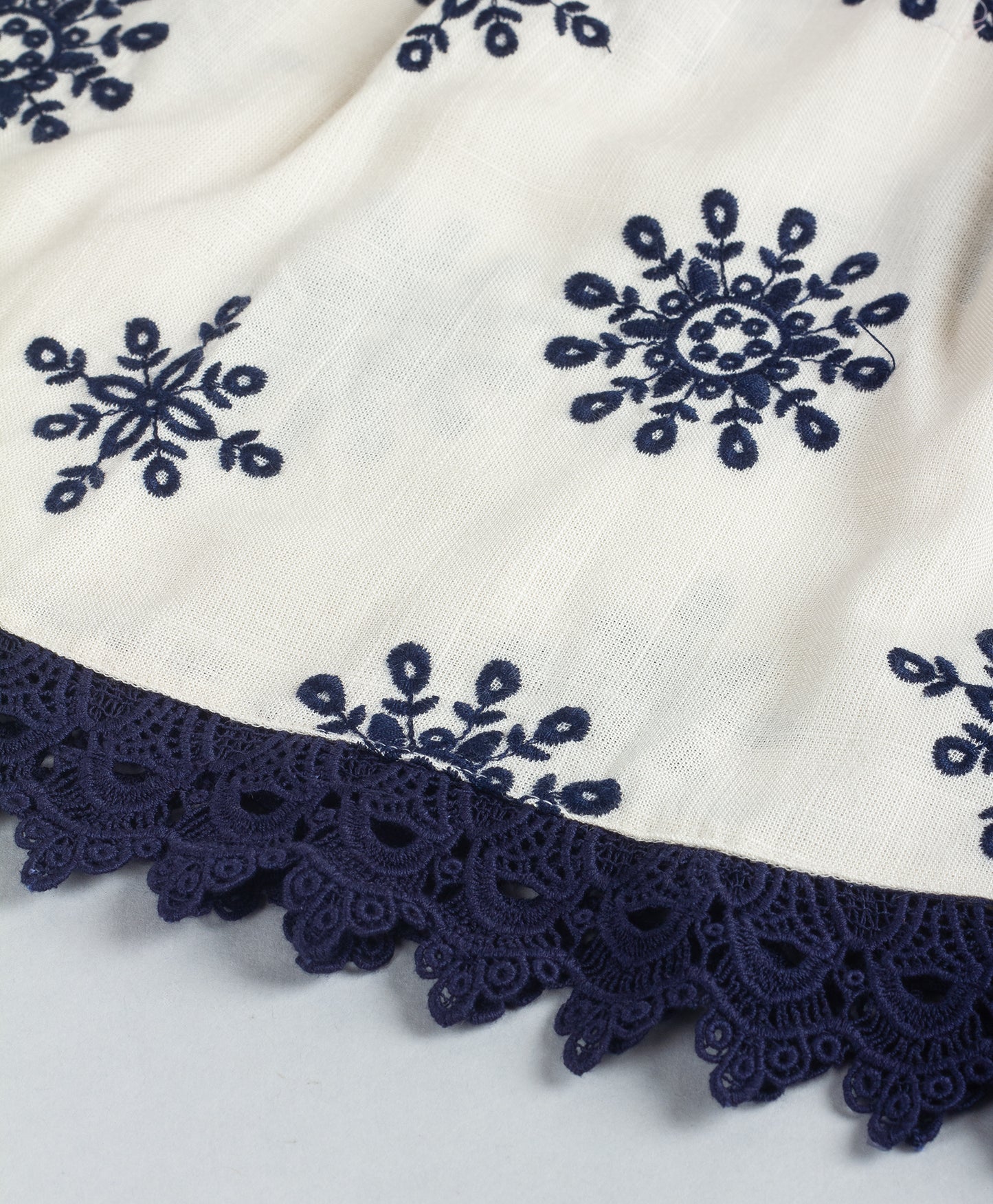 SNOWFLAKE EMBROIDERY DRESS WHITE