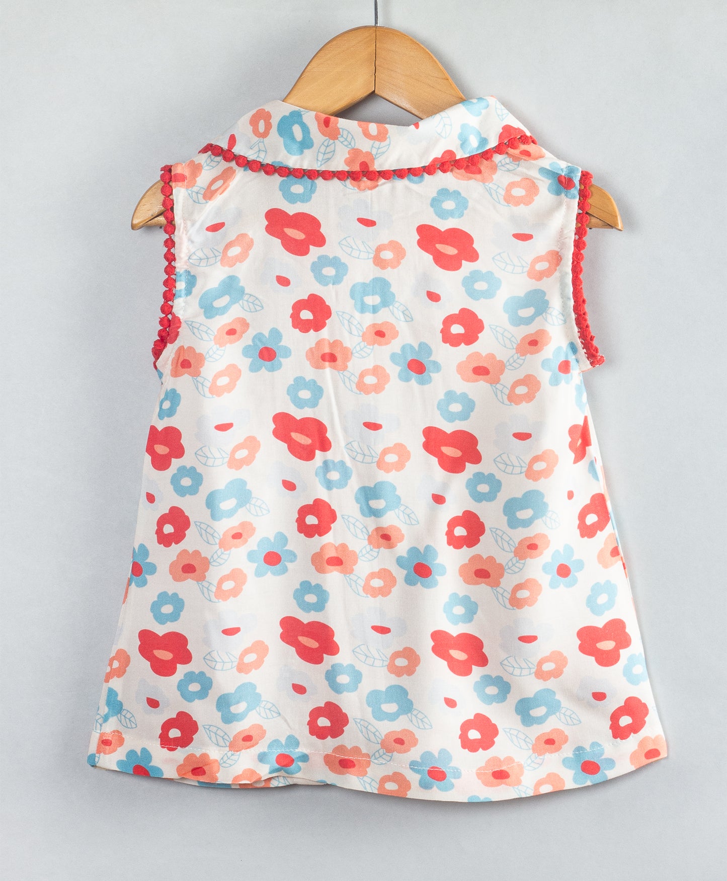 TOP WITH ASYMMETRIC PETERPAN COLLARS AND LACE DETAILING