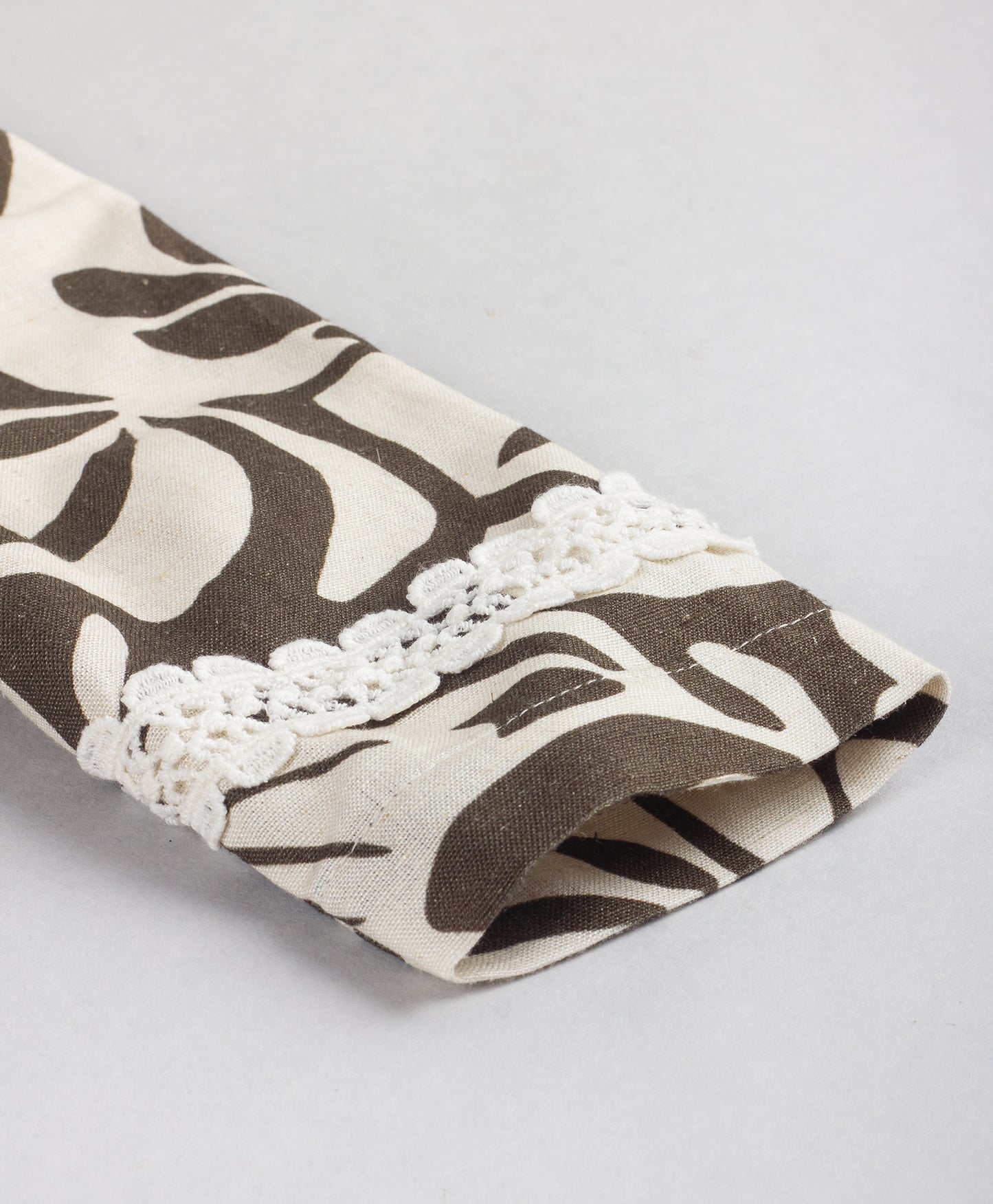 MONOCOLOR GRAPHIC PRINT TOP DARG GREY