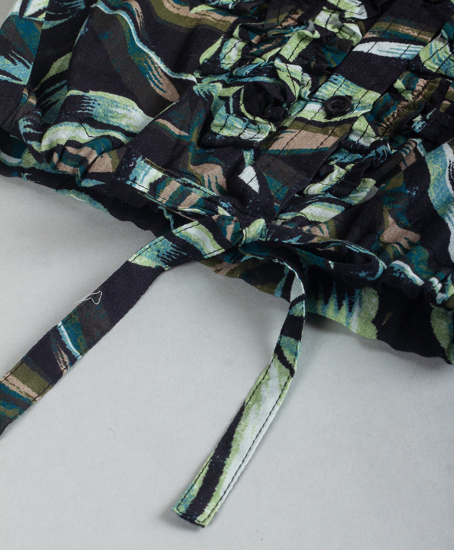 LEAF PRINT TOP WITH RUFFLES AT FRONT