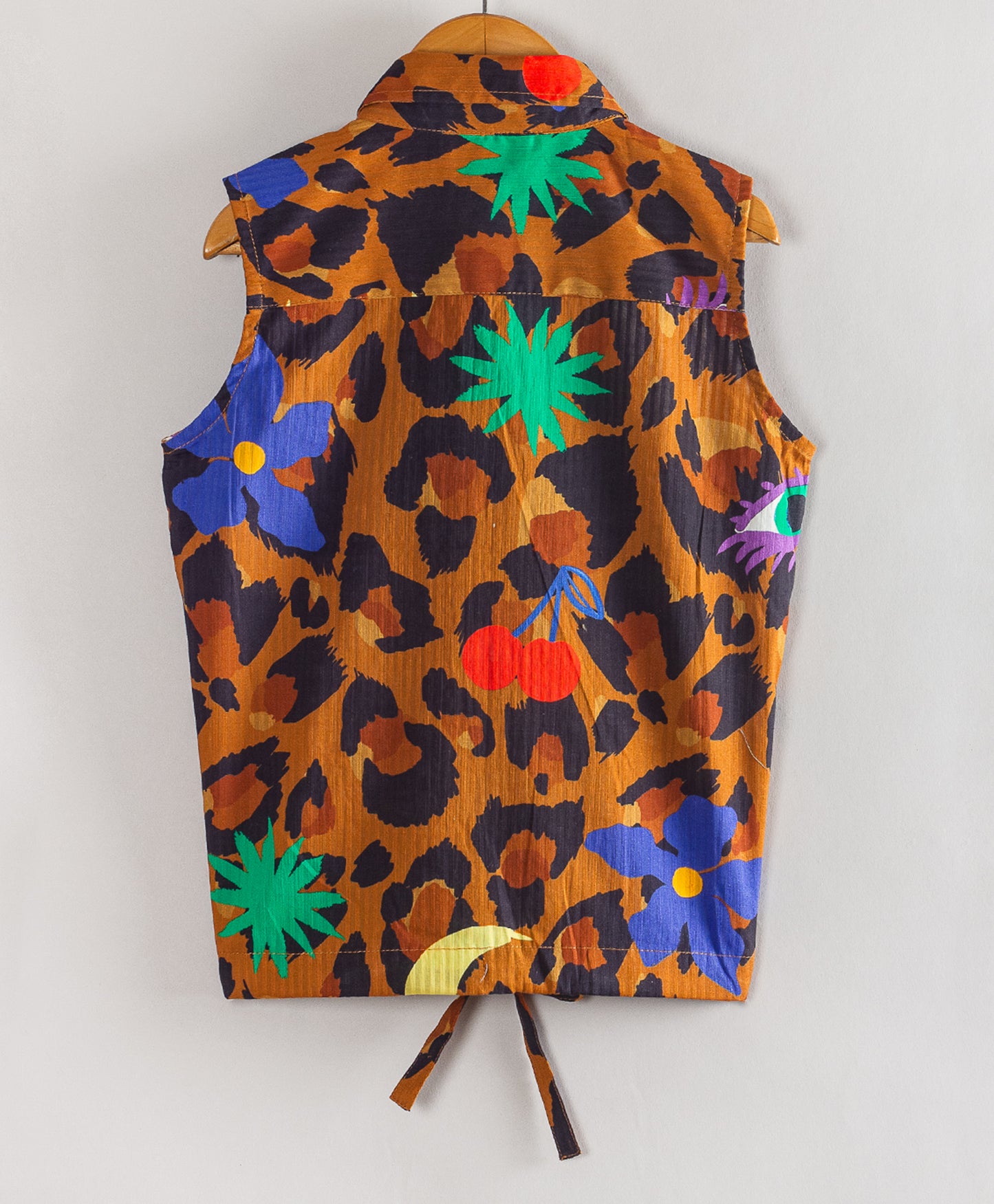 LEOPARD PRINT TOP WITH COLORFUL MOTIF PRINT