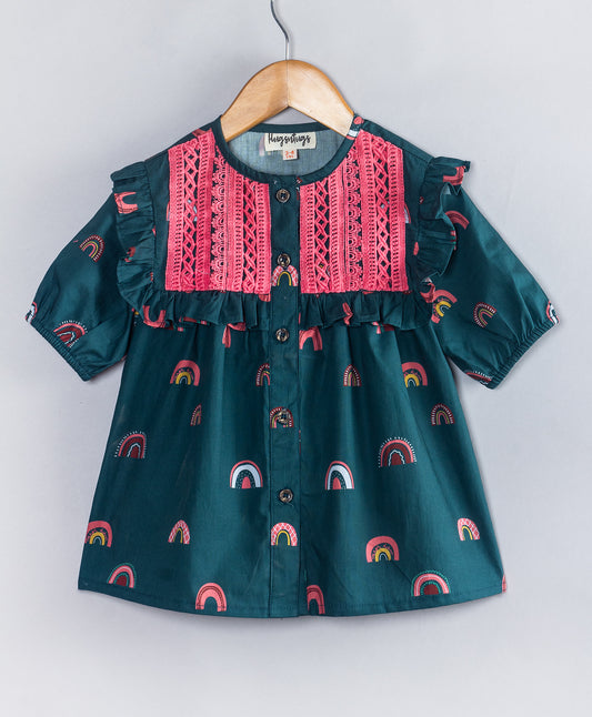 GREEN RAINBOW PRINT TOP WITH LACE APPLIQUÉ AT YOKE