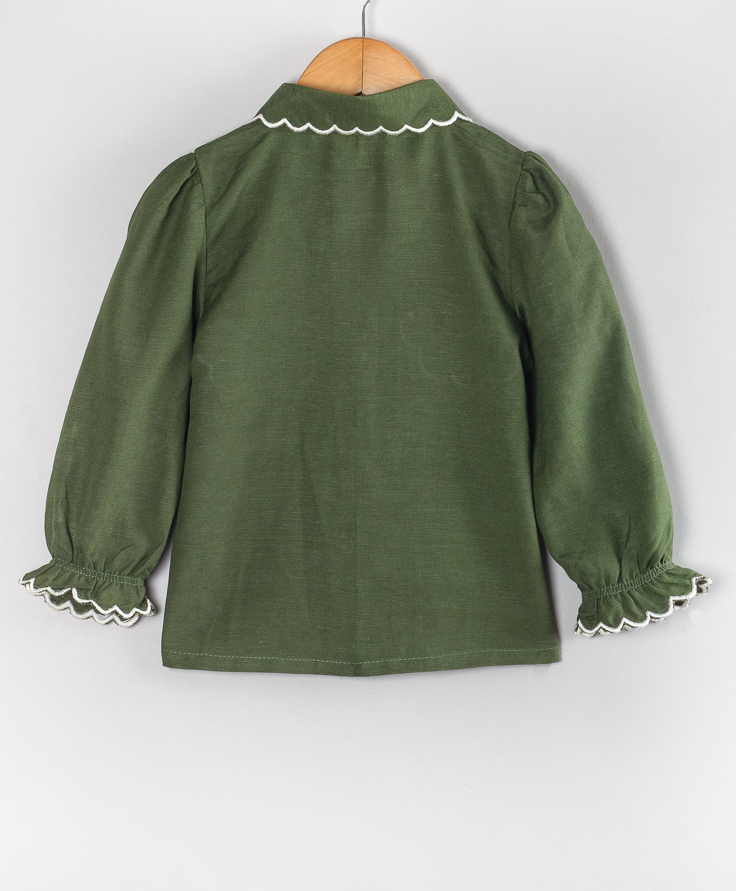 SOLID GREEN TOP WITH SCALLOPING AT COLLAR AND POCKET FLAPS