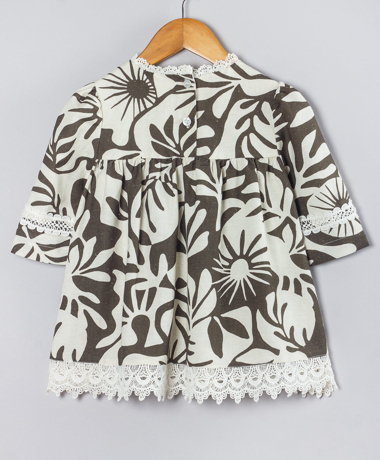 MONOCOLOR GRAPHIC PRINT TOP DARG GREY