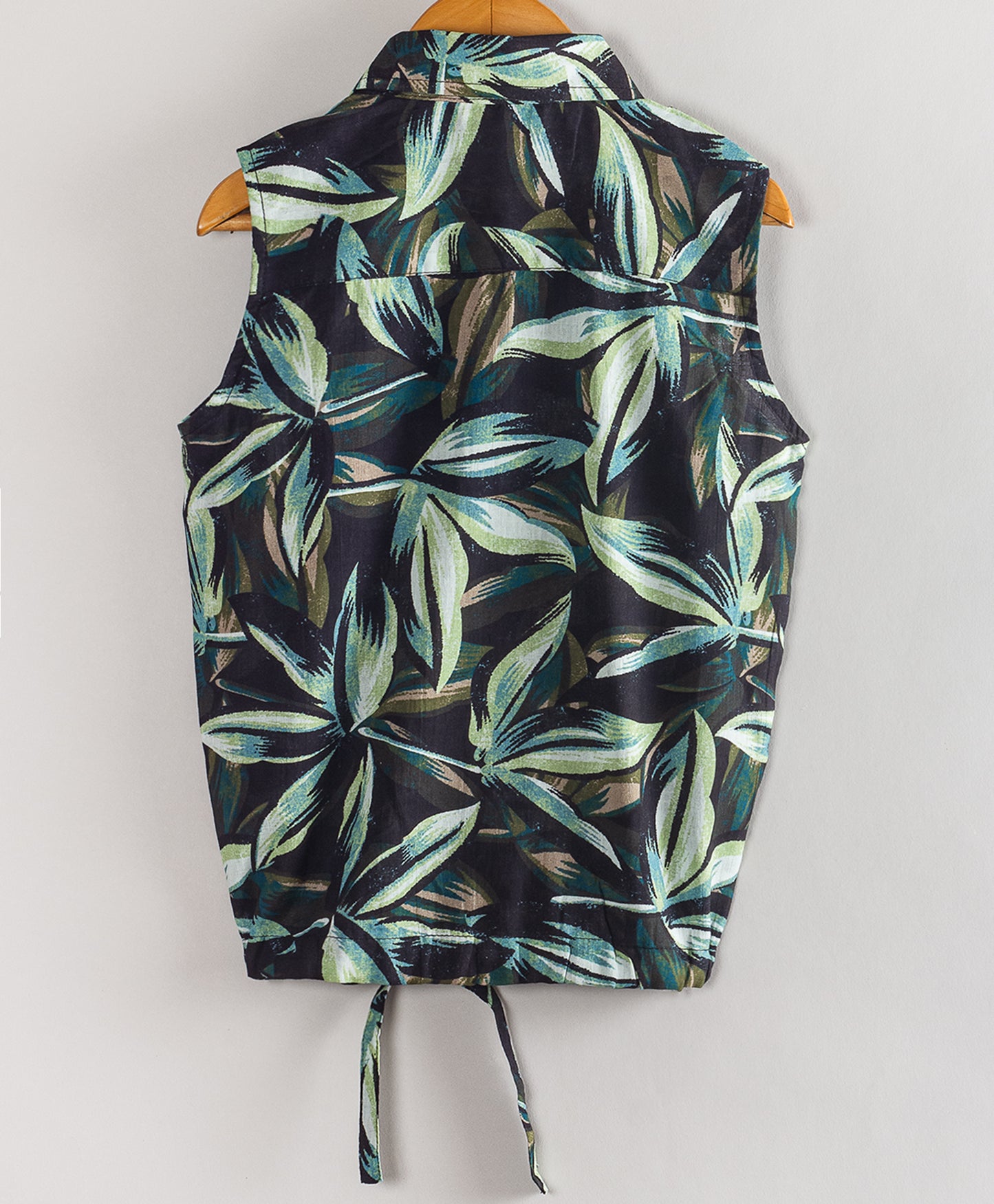 LEAF PRINT TOP WITH RUFFLES AT FRONT
