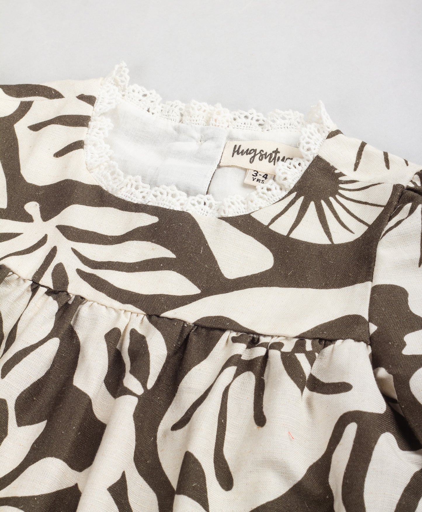 MONOCOLOR GRAPHIC PRINT TOP DARG GREY