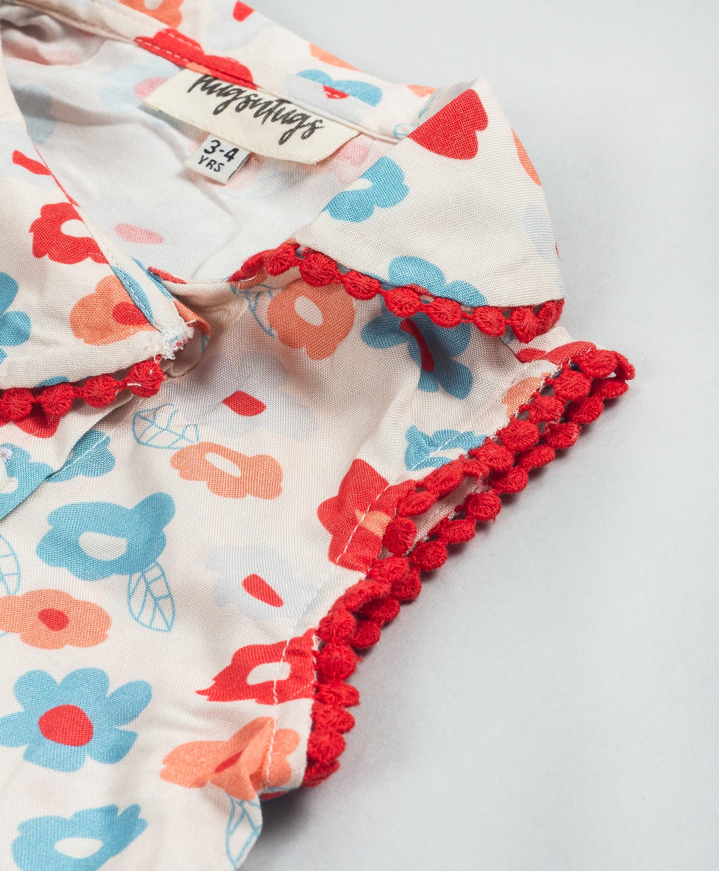 TOP WITH ASYMMETRIC PETERPAN COLLARS AND LACE DETAILING
