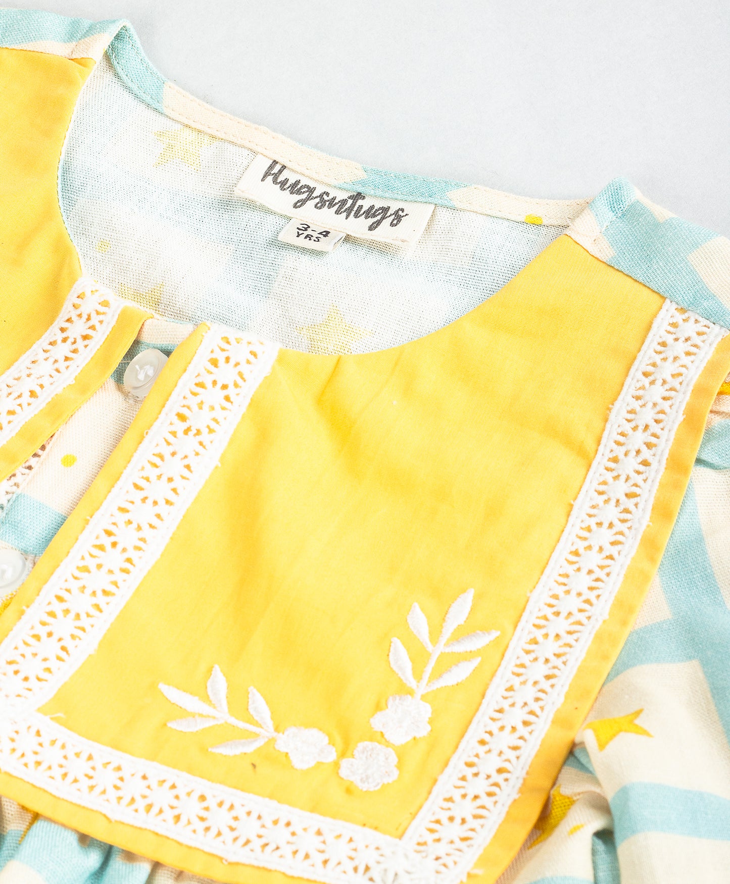 STAR IN A GRID PRINT TOP WITH SOLID FLAP COLLARS