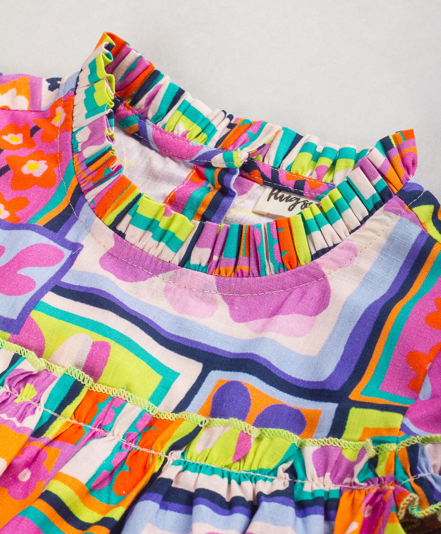 TILE PRINT TOP WITH SMALL PLEATS AT NECK
