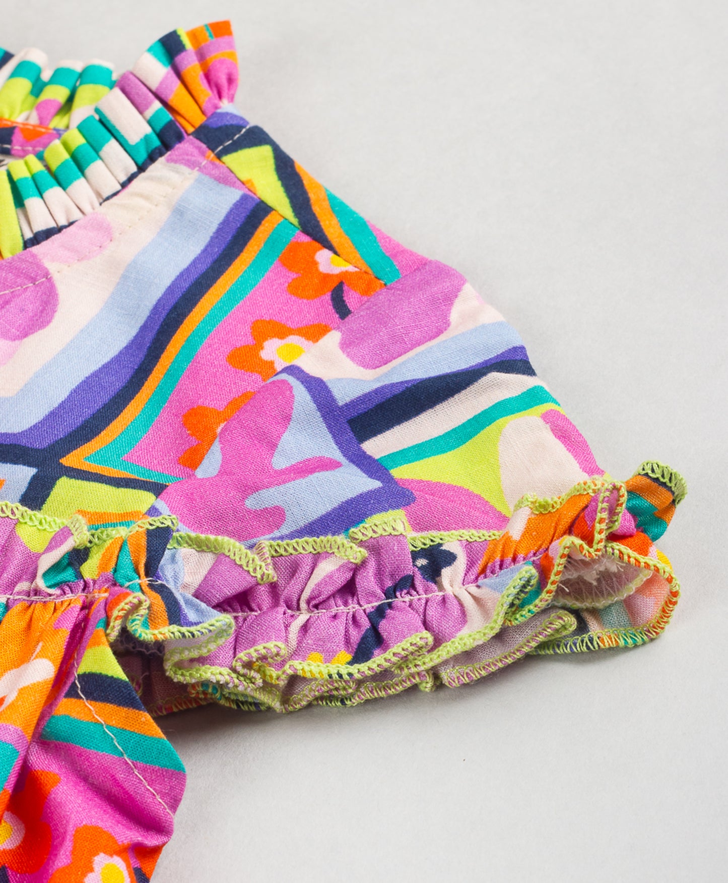 TILE PRINT TOP WITH SMALL PLEATS AT NECK