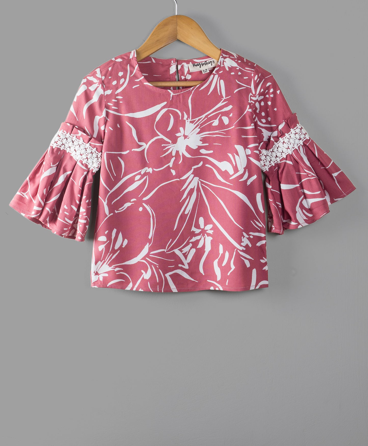 ABSTRACT PRINT TOP WITH LACE DETAILING ON THE SLEEVES