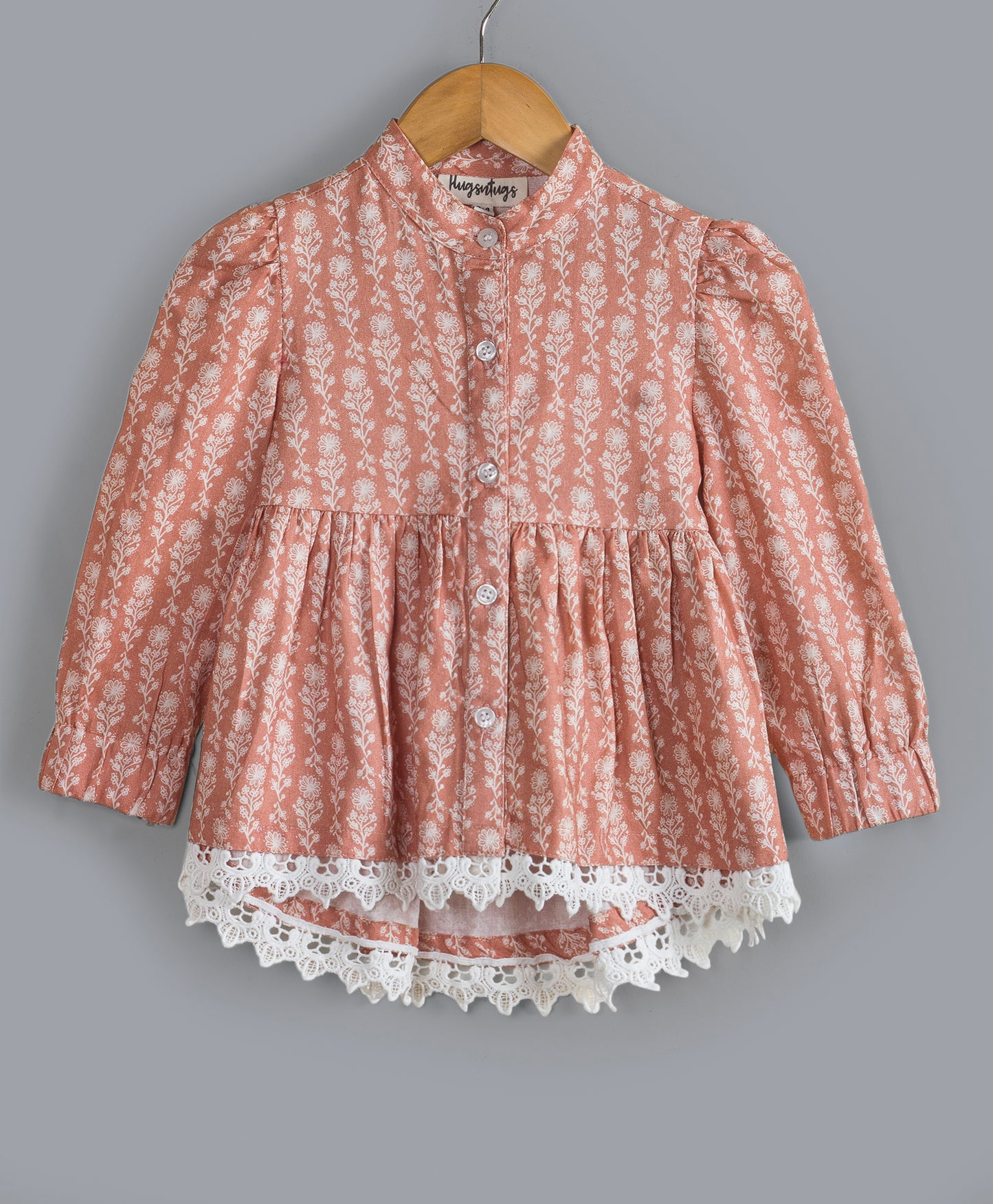 PEACH FLORAL TOP WITH LACE AT THE BOTTOM EDGE