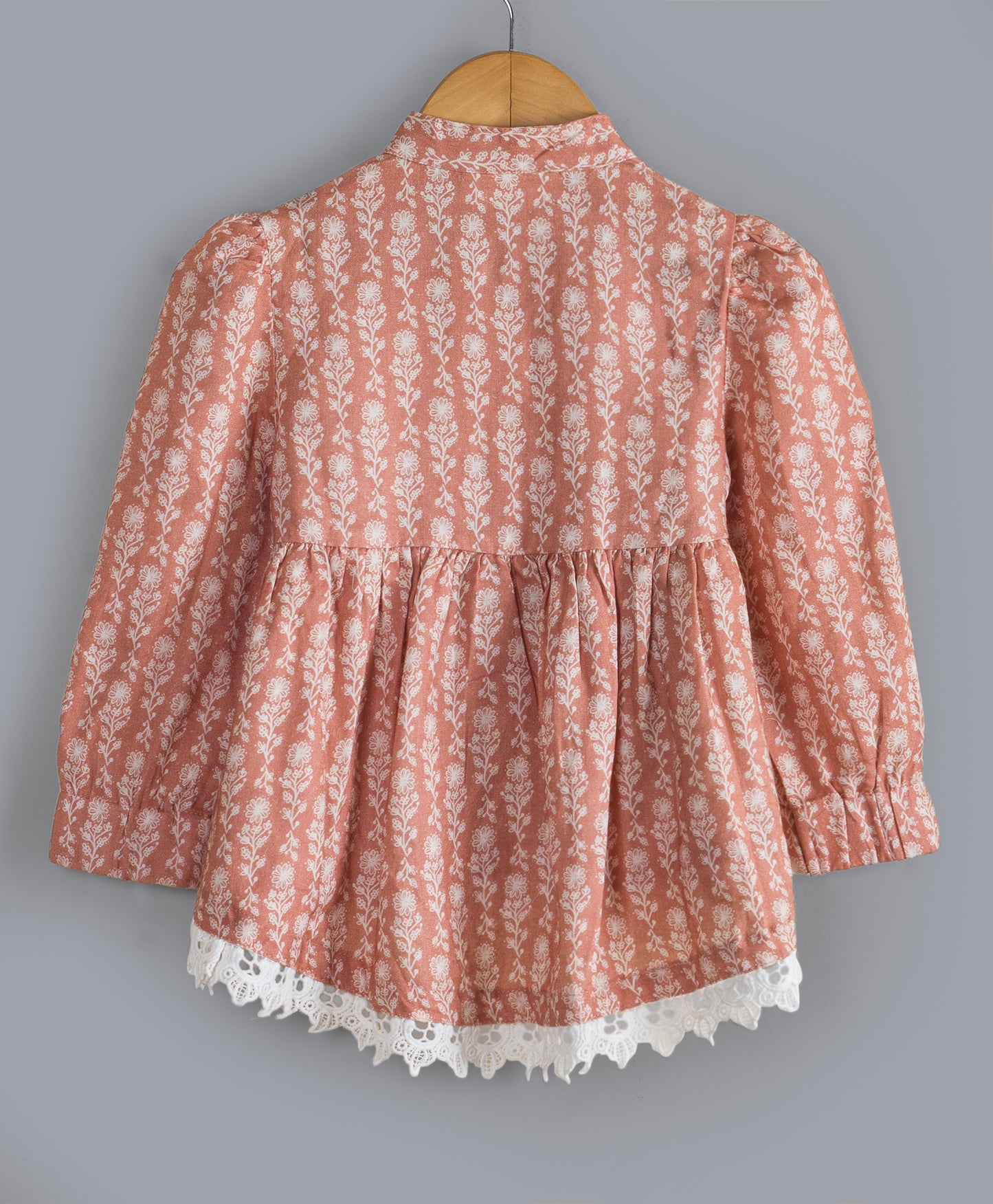 PEACH FLORAL TOP WITH LACE AT THE BOTTOM EDGE