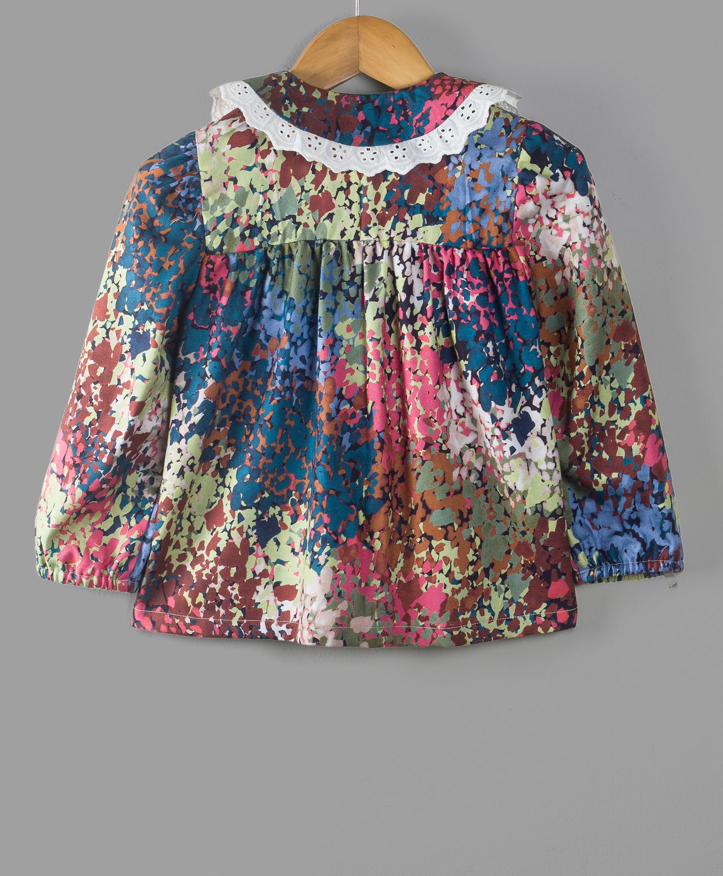 ALL OVER ABSTRACT PRINT TOP WITH LACE ON THE COLLARS