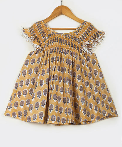 Mega sleeves dress with smocking at front